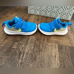 Toddler boys size 6 Nike sneakers